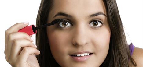 Adolescente aplicándose maquillaje
